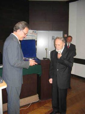 Academician Vukobratovic awarded with for life award of the Institute ''Mihailo Pupin'' plaketa_vukobratovic2-3583248